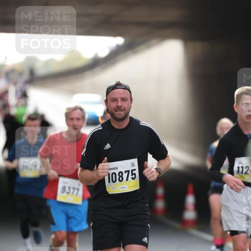 05.10.2025 - 20. swb-Marathon Bremen Michael Strokosch http://msf.ph/oto/9211222 05.10.2025 10:42:52 Laufen 9377, 10875, 02530, 112 meine-sportfotos.de