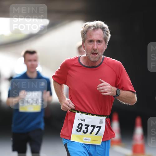 05.10.2025 - 20. swb-Marathon Bremen Michael Strokosch http://msf.ph/oto/9211232 05.10.2025 10:42:54 Laufen 9428, 9377 meine-sportfotos.de