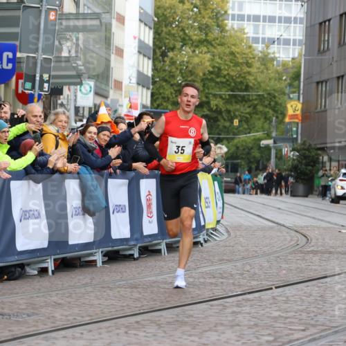 05.10.2025 - 20. swb-Marathon Bremen Strokosch-Dieckow http://msf.ph/oto/9219229 05.10.2025 10:27:05 Ziel 35 meine-sportfotos.de
