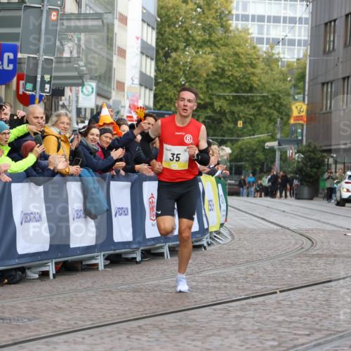 05.10.2025 - 20. swb-Marathon Bremen Strokosch-Dieckow http://msf.ph/oto/9219232 05.10.2025 10:27:05 Ziel 35 meine-sportfotos.de