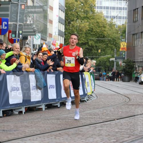 05.10.2025 - 20. swb-Marathon Bremen Strokosch-Dieckow http://msf.ph/oto/9219235 05.10.2025 10:27:05 Ziel 35 meine-sportfotos.de