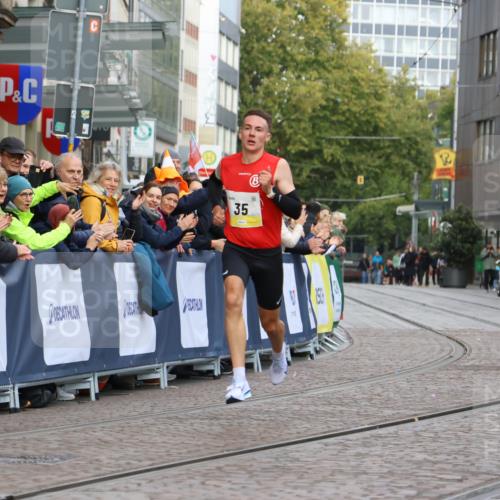 05.10.2025 - 20. swb-Marathon Bremen Strokosch-Dieckow http://msf.ph/oto/9219239 05.10.2025 10:27:05 Ziel 35 meine-sportfotos.de