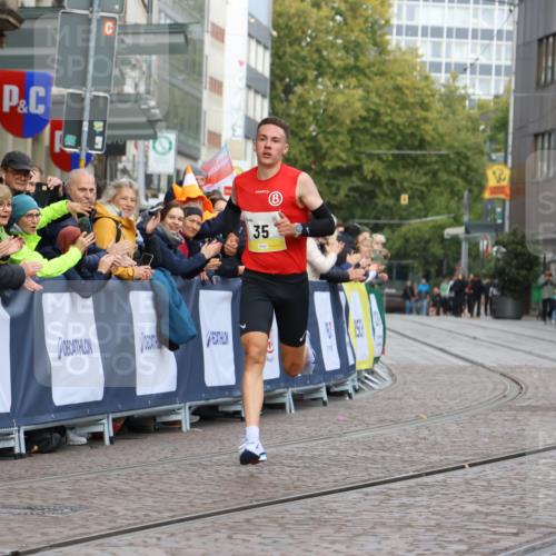 05.10.2025 - 20. swb-Marathon Bremen Strokosch-Dieckow http://msf.ph/oto/9219242 05.10.2025 10:27:05 Ziel 35 meine-sportfotos.de