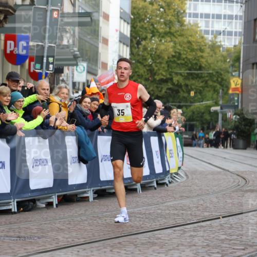 05.10.2025 - 20. swb-Marathon Bremen Strokosch-Dieckow http://msf.ph/oto/9219244 05.10.2025 10:27:05 Ziel 35 meine-sportfotos.de