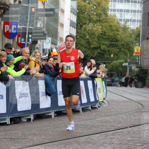 05.10.2025 - 20. swb-Marathon Bremen Strokosch-Dieckow http://msf.ph/oto/9219248 05.10.2025 10:27:05 Ziel 35 meine-sportfotos.de