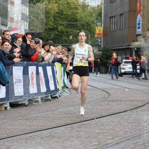 05.10.2025 - 20. swb-Marathon Bremen Strokosch-Dieckow http://msf.ph/oto/9219410 05.10.2025 10:30:12 Ziel 11 meine-sportfotos.de