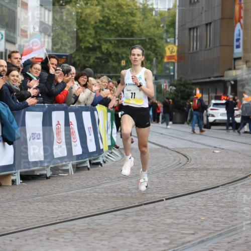 05.10.2025 - 20. swb-Marathon Bremen Strokosch-Dieckow http://msf.ph/oto/9219414 05.10.2025 10:30:12 Ziel 11 meine-sportfotos.de