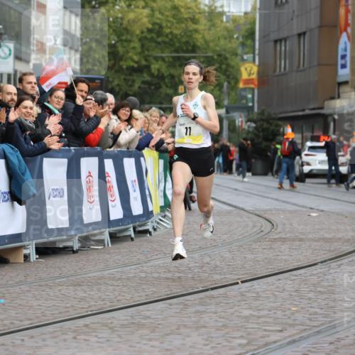 05.10.2025 - 20. swb-Marathon Bremen Strokosch-Dieckow http://msf.ph/oto/9219418 05.10.2025 10:30:12 Ziel 11 meine-sportfotos.de