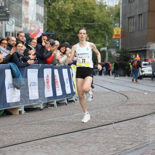 05.10.2025 - 20. swb-Marathon Bremen Strokosch-Dieckow http://msf.ph/oto/9219431 05.10.2025 10:30:13 Ziel 11 meine-sportfotos.de