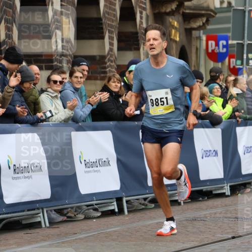 05.10.2025 - 20. swb-Marathon Bremen Strokosch-Dieckow http://msf.ph/oto/9220243 05.10.2025 10:34:25 Ziel 9851 meine-sportfotos.de