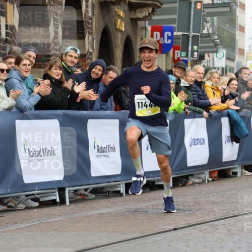 05.10.2025 - 20. swb-Marathon Bremen Strokosch-Dieckow http://msf.ph/oto/9220429 05.10.2025 10:35:14 Ziel 11443 meine-sportfotos.de