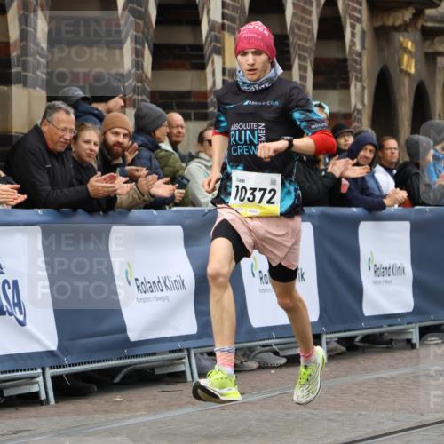 05.10.2025 - 20. swb-Marathon Bremen Strokosch-Dieckow http://msf.ph/oto/9220596 05.10.2025 10:35:56 Ziel 10372 meine-sportfotos.de