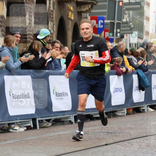 05.10.2025 - 20. swb-Marathon Bremen Strokosch-Dieckow http://msf.ph/oto/9220652 05.10.2025 10:36:22 Ziel 11013, 11185, 11687 meine-sportfotos.de