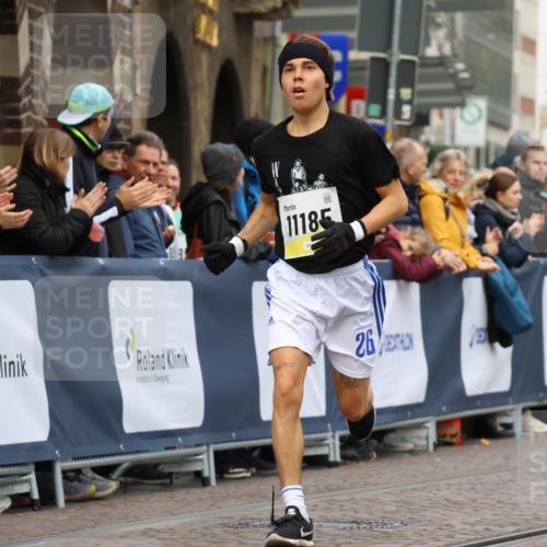 05.10.2025 - 20. swb-Marathon Bremen Strokosch-Dieckow http://msf.ph/oto/9220686 05.10.2025 10:36:26 Ziel 11185, 11687 meine-sportfotos.de
