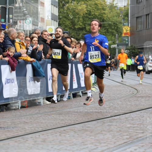 05.10.2025 - 20. swb-Marathon Bremen Strokosch-Dieckow http://msf.ph/oto/9220732 05.10.2025 10:36:37 Ziel 9527, 9829 meine-sportfotos.de