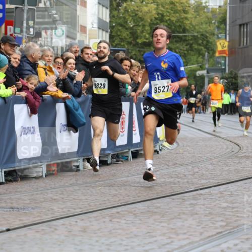 05.10.2025 - 20. swb-Marathon Bremen Strokosch-Dieckow http://msf.ph/oto/9220736 05.10.2025 10:36:37 Ziel 9527, 9829 meine-sportfotos.de