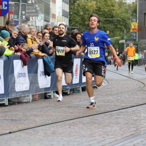 05.10.2025 - 20. swb-Marathon Bremen Strokosch-Dieckow http://msf.ph/oto/9220741 05.10.2025 10:36:37 Ziel 9527, 9829 meine-sportfotos.de