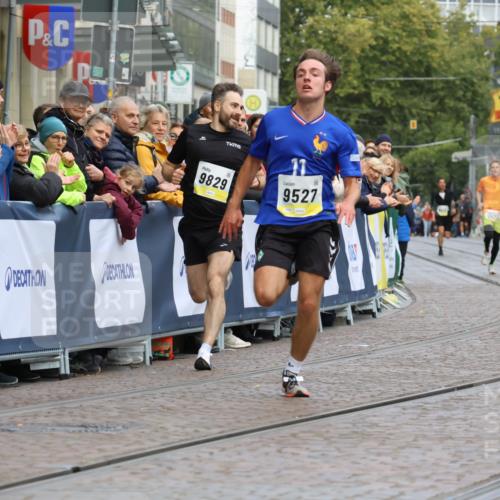 05.10.2025 - 20. swb-Marathon Bremen Strokosch-Dieckow http://msf.ph/oto/9220759 05.10.2025 10:36:37 Ziel 9527, 9829 meine-sportfotos.de