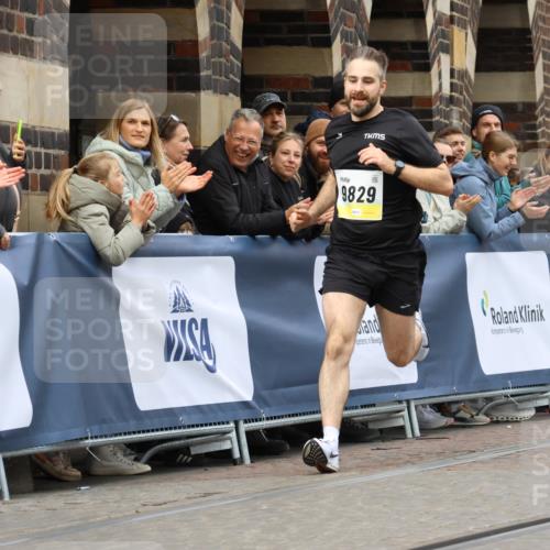 05.10.2025 - 20. swb-Marathon Bremen Strokosch-Dieckow http://msf.ph/oto/9220763 05.10.2025 10:36:40 Ziel 9829, 10425 meine-sportfotos.de