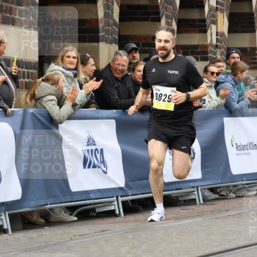 05.10.2025 - 20. swb-Marathon Bremen Strokosch-Dieckow http://msf.ph/oto/9220769 05.10.2025 10:36:40 Ziel 9829, 10425 meine-sportfotos.de