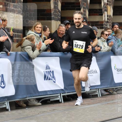 05.10.2025 - 20. swb-Marathon Bremen Strokosch-Dieckow http://msf.ph/oto/9220775 05.10.2025 10:36:40 Ziel 9829, 10425 meine-sportfotos.de