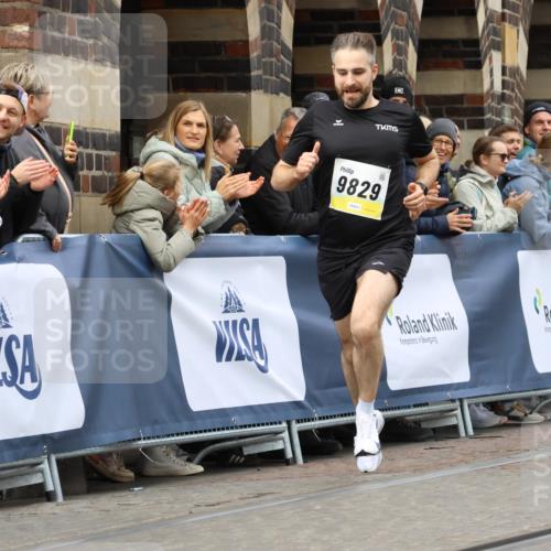 05.10.2025 - 20. swb-Marathon Bremen Strokosch-Dieckow http://msf.ph/oto/9220780 05.10.2025 10:36:40 Ziel 9829, 10425 meine-sportfotos.de
