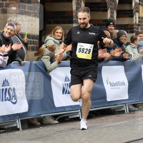 05.10.2025 - 20. swb-Marathon Bremen Strokosch-Dieckow http://msf.ph/oto/9220791 05.10.2025 10:36:40 Ziel 9829, 10425 meine-sportfotos.de