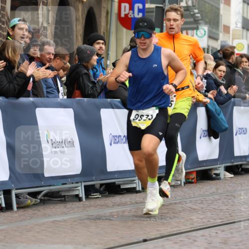 05.10.2025 - 20. swb-Marathon Bremen Strokosch-Dieckow http://msf.ph/oto/9220805 05.10.2025 10:36:48 Ziel 9429, 9833, 10425 meine-sportfotos.de
