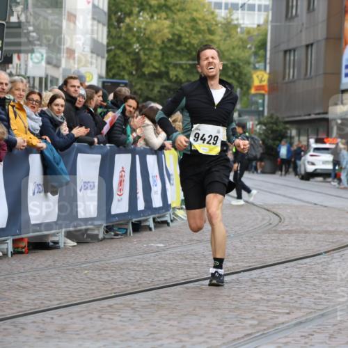 05.10.2025 - 20. swb-Marathon Bremen Strokosch-Dieckow http://msf.ph/oto/9220827 05.10.2025 10:36:52 Ziel 9429, 9833 meine-sportfotos.de