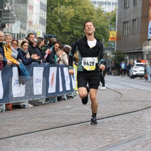 05.10.2025 - 20. swb-Marathon Bremen Strokosch-Dieckow http://msf.ph/oto/9220831 05.10.2025 10:36:52 Ziel 9429, 9833 meine-sportfotos.de