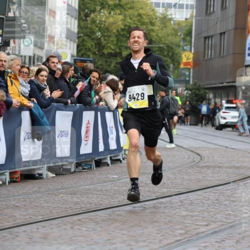 05.10.2025 - 20. swb-Marathon Bremen Strokosch-Dieckow http://msf.ph/oto/9220835 05.10.2025 10:36:52 Ziel 9429, 9833 meine-sportfotos.de