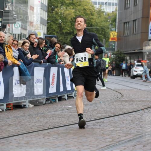 05.10.2025 - 20. swb-Marathon Bremen Strokosch-Dieckow http://msf.ph/oto/9220838 05.10.2025 10:36:52 Ziel 9429, 9833 meine-sportfotos.de