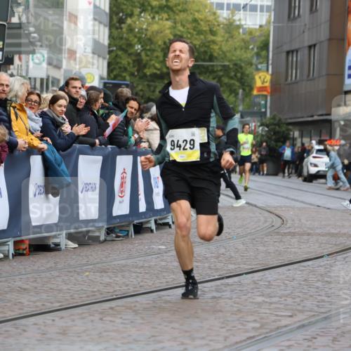 05.10.2025 - 20. swb-Marathon Bremen Strokosch-Dieckow http://msf.ph/oto/9220842 05.10.2025 10:36:52 Ziel 9429, 9833 meine-sportfotos.de