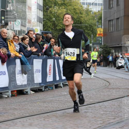 05.10.2025 - 20. swb-Marathon Bremen Strokosch-Dieckow http://msf.ph/oto/9220850 05.10.2025 10:36:52 Ziel 9429, 9833 meine-sportfotos.de