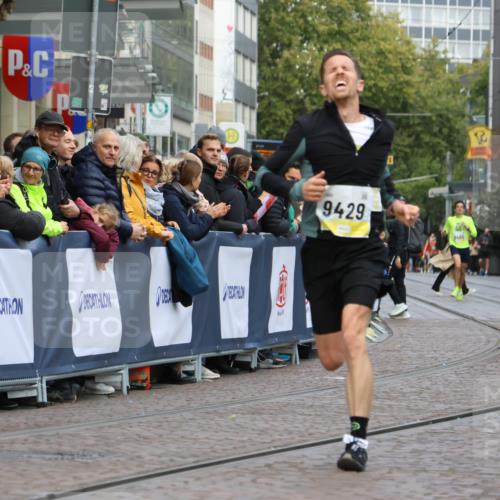 05.10.2025 - 20. swb-Marathon Bremen Strokosch-Dieckow http://msf.ph/oto/9220862 05.10.2025 10:36:52 Ziel 9429, 9833 meine-sportfotos.de