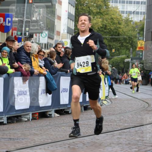 05.10.2025 - 20. swb-Marathon Bremen Strokosch-Dieckow http://msf.ph/oto/9220871 05.10.2025 10:36:53 Ziel 9429 meine-sportfotos.de