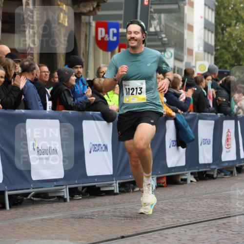 05.10.2025 - 20. swb-Marathon Bremen Strokosch-Dieckow http://msf.ph/oto/9220911 05.10.2025 10:37:16 Ziel 9565, 10704, 11213 meine-sportfotos.de