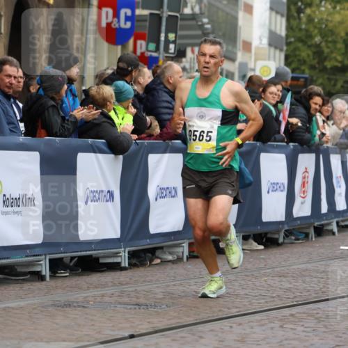 05.10.2025 - 20. swb-Marathon Bremen Strokosch-Dieckow http://msf.ph/oto/9220950 05.10.2025 10:37:19 Ziel 9565, 10704, 11213 meine-sportfotos.de