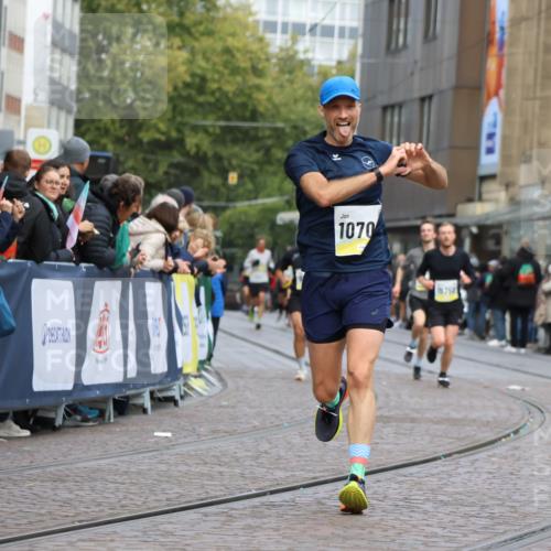 05.10.2025 - 20. swb-Marathon Bremen Strokosch-Dieckow http://msf.ph/oto/9220992 05.10.2025 10:37:21 Ziel 9565, 10358, 10704, 11021 meine-sportfotos.de