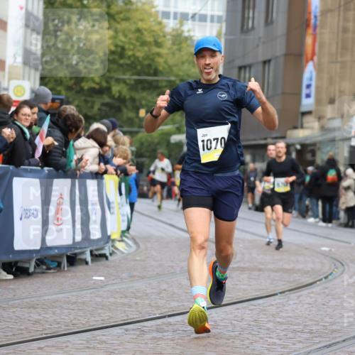 05.10.2025 - 20. swb-Marathon Bremen Strokosch-Dieckow http://msf.ph/oto/9221007 05.10.2025 10:37:21 Ziel 9565, 10358, 10704, 11021 meine-sportfotos.de