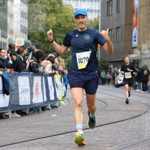 05.10.2025 - 20. swb-Marathon Bremen Strokosch-Dieckow http://msf.ph/oto/9221022 05.10.2025 10:37:22 Ziel 9565, 9586, 10358, 10704, 11021 meine-sportfotos.de