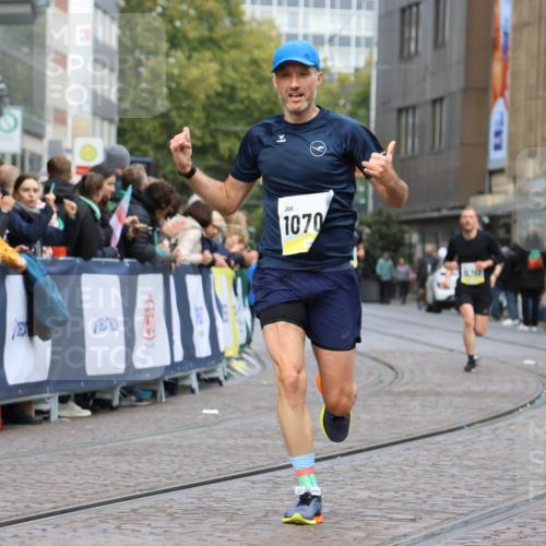 05.10.2025 - 20. swb-Marathon Bremen Strokosch-Dieckow http://msf.ph/oto/9221025 05.10.2025 10:37:22 Ziel 9565, 9586, 10358, 10704, 11021 meine-sportfotos.de