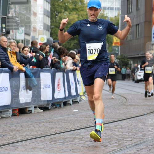 05.10.2025 - 20. swb-Marathon Bremen Strokosch-Dieckow http://msf.ph/oto/9221033 05.10.2025 10:37:22 Ziel 9565, 9586, 10358, 10704, 11021 meine-sportfotos.de