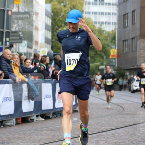 05.10.2025 - 20. swb-Marathon Bremen Strokosch-Dieckow http://msf.ph/oto/9221054 05.10.2025 10:37:22 Ziel 9565, 9586, 10358, 10704, 11021 meine-sportfotos.de