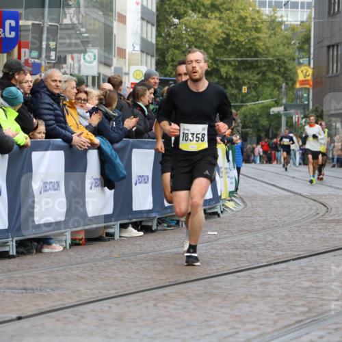 05.10.2025 - 20. swb-Marathon Bremen Strokosch-Dieckow http://msf.ph/oto/9221075 05.10.2025 10:37:28 Ziel 9586, 10358, 11021 meine-sportfotos.de