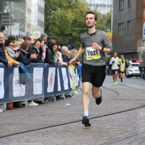 05.10.2025 - 20. swb-Marathon Bremen Strokosch-Dieckow http://msf.ph/oto/9221089 05.10.2025 10:37:29 Ziel 9586, 10358, 11021 meine-sportfotos.de