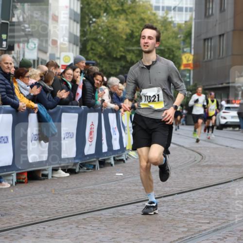 05.10.2025 - 20. swb-Marathon Bremen Strokosch-Dieckow http://msf.ph/oto/9221098 05.10.2025 10:37:29 Ziel 9586, 10358, 11021 meine-sportfotos.de
