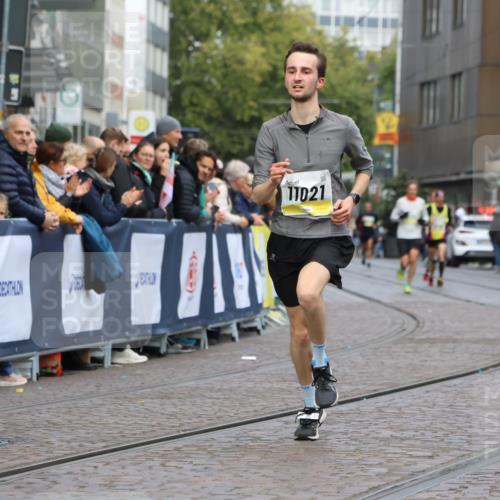 05.10.2025 - 20. swb-Marathon Bremen Strokosch-Dieckow http://msf.ph/oto/9221104 05.10.2025 10:37:29 Ziel 9586, 10358, 11021 meine-sportfotos.de