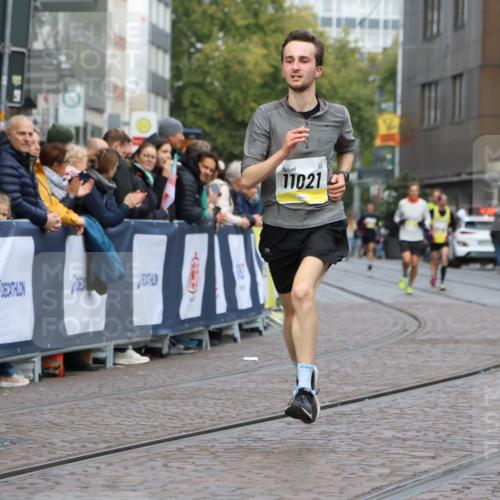 05.10.2025 - 20. swb-Marathon Bremen Strokosch-Dieckow http://msf.ph/oto/9221110 05.10.2025 10:37:29 Ziel 9586, 10358, 11021 meine-sportfotos.de