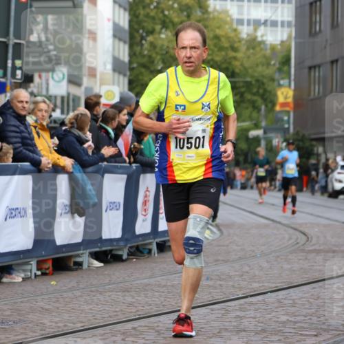 05.10.2025 - 20. swb-Marathon Bremen Strokosch-Dieckow http://msf.ph/oto/9221167 05.10.2025 10:37:45 Ziel 10347, 10501, 10775, 11176 meine-sportfotos.de